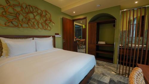 Suite with Garden View image 10