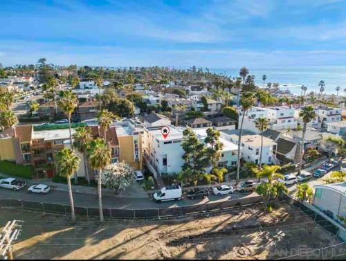La Jolla Townhouse steps away from Windansea beach thumb 3