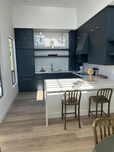 La Jolla Townhouse steps away from Windansea beach detail