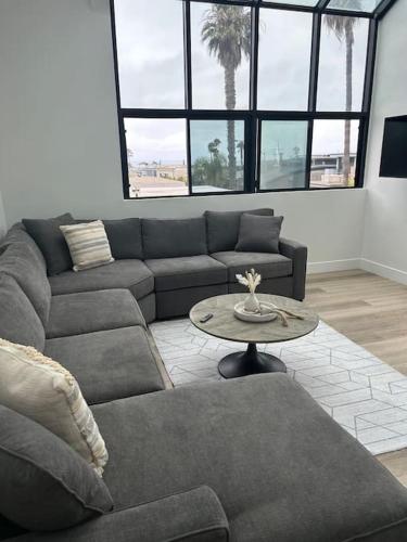 La Jolla Townhouse steps away from Windansea beach detail