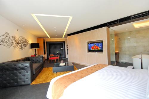 King Suite image 9