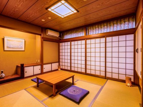 Standard Japanese-Style Twin Room with Bathroom