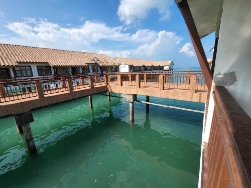 View, Alpine LXPD Water Chalet in Taman Tanjung