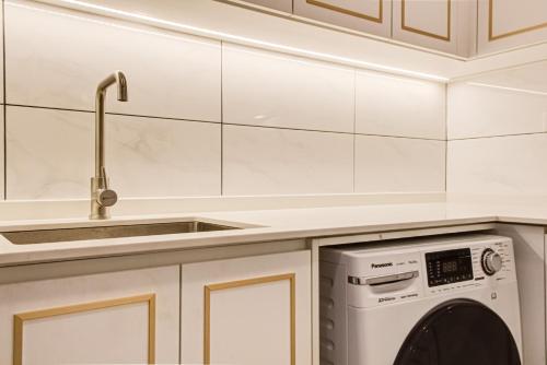 Axon Residence at Pavilion KLCC KL Tower view by KIMIRO Axon Residence at Pavilion KLCC KL Tower view by KIMIRO