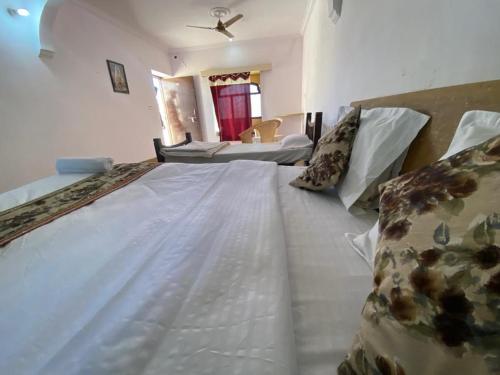 2 queen beds, 1 twin bed