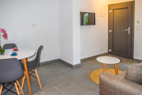 One-Bedroom Apartment image 7