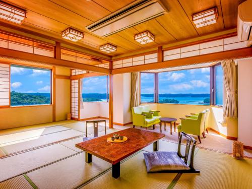  Superior Japanese-Style Family Room with Bathroom and Bay View