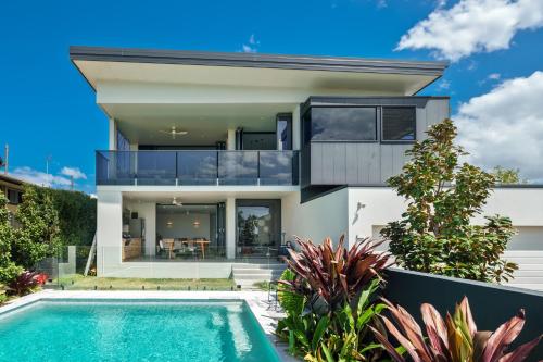 Moffat Beach Modern Oasis with Pool