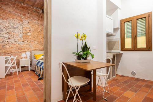 Central cool apt S. Spirito, AC, Флоренция