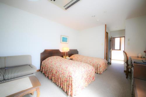 Deluxe Twin Room image 6