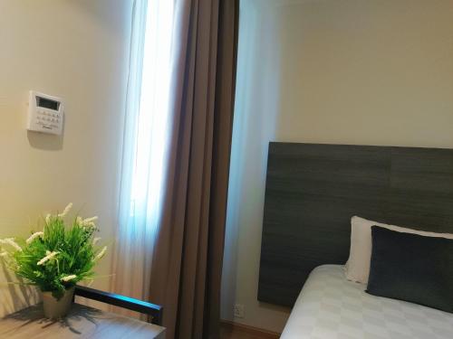 Superior Twin Room image 3
