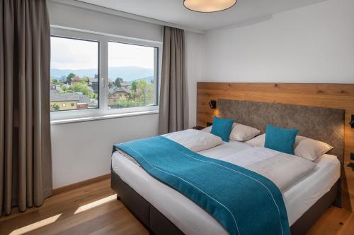 1 queen bed, 1 sofa bed