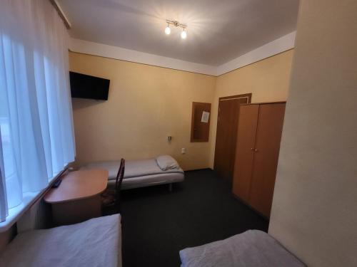 4 twin beds