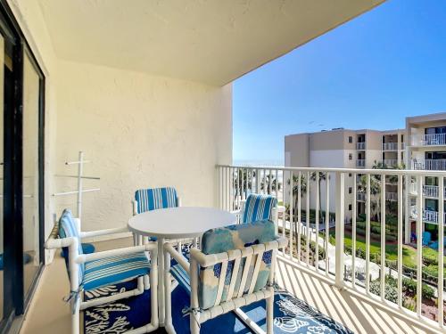 Coastal Living at its Best Ocean View Castle Reef 409 thumb 2