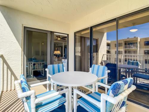 Coastal Living at its Best Ocean View Castle Reef 409 thumb 4