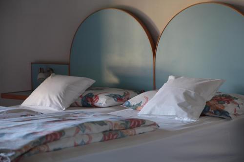 1 queen bed, 2 twin beds