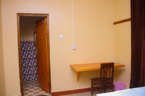 The Connected Living Lodge with AC ,Wi-Fi and Netflix in Taнга