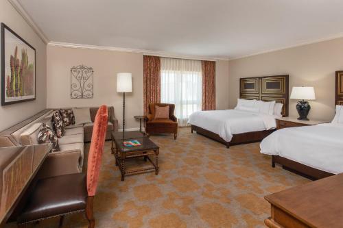 2 queen beds, 1 sofa bed