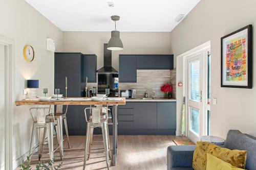 廚房, Brand New 1-Bed Flat With Free Parking in 其他地區