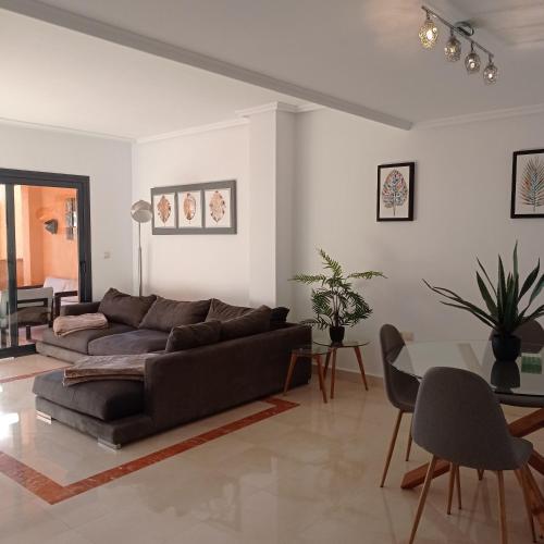 2 Bed - Sleeps 4 - Walk to Villamartin Plaza, Alicante (photo 3)