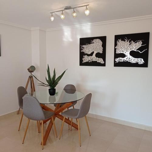 2 Bed - Sleeps 4 - Walk to Villamartin Plaza, Alicante (photo 4)