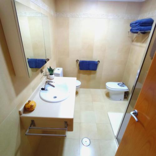 2 Bed - Sleeps 4 - Walk to Villamartin Plaza, Alicante (photo 6)