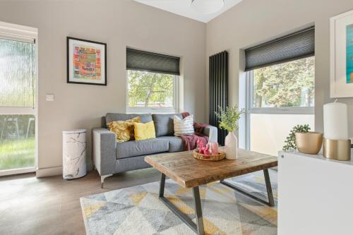 Brand New 1-Bed Flat With Free Parking in 其他地區