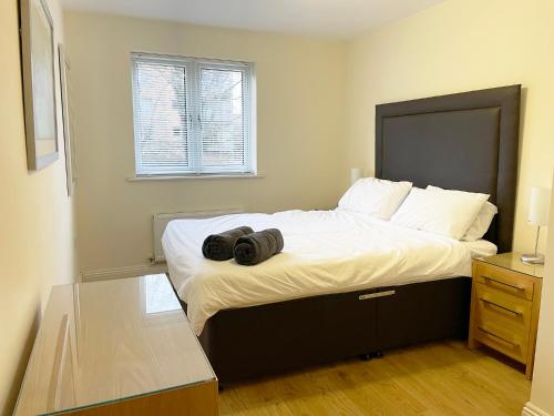 Travaal.©om - 2 Bed Serviced Apartment Farnborough