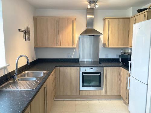 Travaal.©om - 2 Bed Serviced Apartment Farnborough