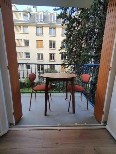 Chateau 5 Min Avec Balcon Et Un Stationnement Gratuit - Versailles