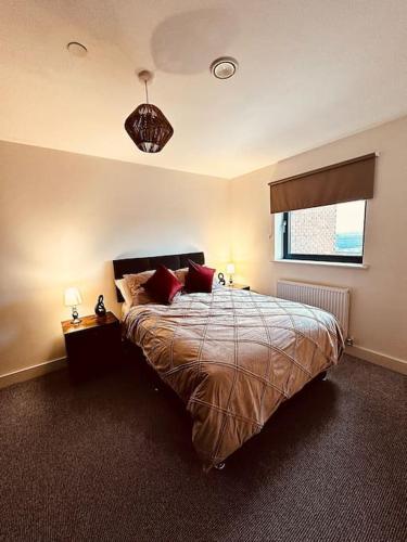 BRAND NEW 5 STAR LUXURY 2 BEDROOM APARTMENT, SLEEPS 6, CENTRAL, WiFI, BIG SMART TV, ALEXA SPEAKERS, EASY ACCESS LOCK BOX ENTRY!