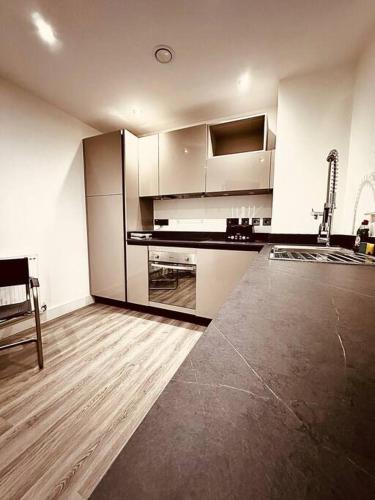 BRAND NEW 5 STAR LUXURY 2 BEDROOM APARTMENT, SLEEPS 6, CENTRAL, WiFI, BIG SMART TV, ALEXA SPEAKERS, EASY ACCESS LOCK BOX ENTRY!