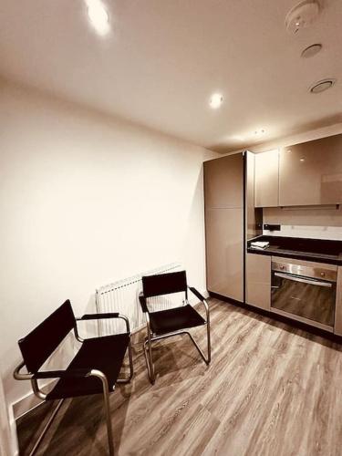 BRAND NEW 5 STAR LUXURY 2 BEDROOM APARTMENT, SLEEPS 6, CENTRAL, WiFI, BIG SMART TV, ALEXA SPEAKERS, EASY ACCESS LOCK BOX ENTRY!