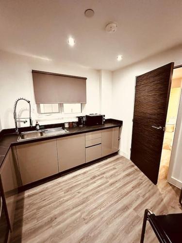 BRAND NEW 5 STAR LUXURY 2 BEDROOM APARTMENT, SLEEPS 6, CENTRAL, WiFI, BIG SMART TV, ALEXA SPEAKERS, EASY ACCESS LOCK BOX ENTRY!