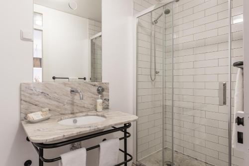 Superior One-Bedroom Apartment image 5