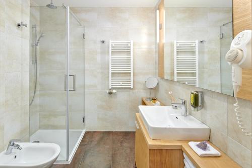 Classic Double or Twin Room with Balcony and City View image 4