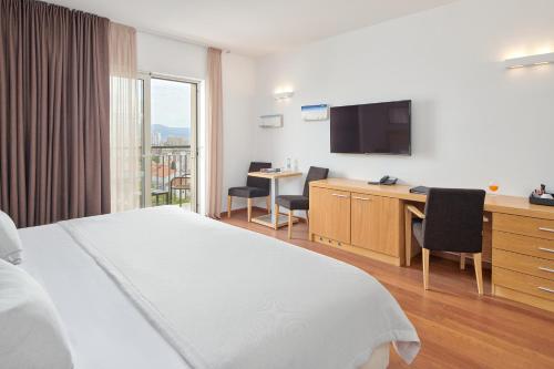 Classic Double or Twin Room with Balcony and City View image 2