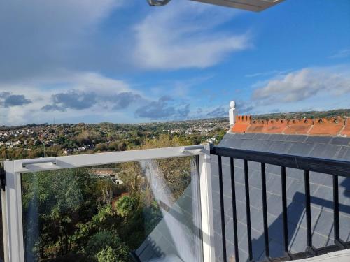 West Hill Retreat Seaview Balcony Loft Apartment & Free Offstreet Parking 3