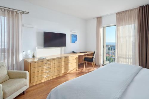 Junior Suite with Balcony and Sea View image 3