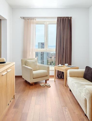 Junior Suite with Balcony and Sea View image 5