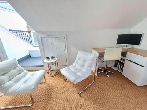 Picture of West Hill Villa Retreat - Seaview Balcony Loft Apartment With Free Parking