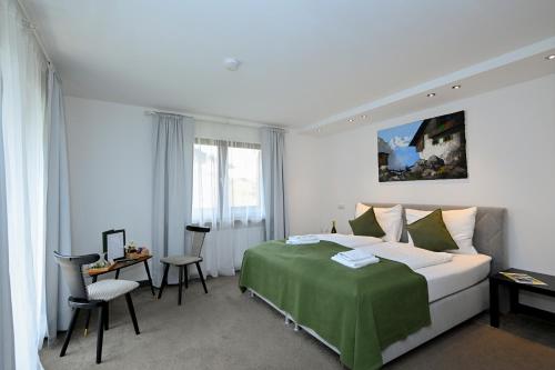 Hardi's Hotel - Tap to explore photos