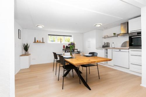 Comoditats, Moderne & Fuldt udstyret lejlighed m.plads til 4 in Hasselager