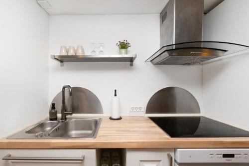 cuina, Moderne & Fuldt udstyret lejlighed m.plads til 4 in Hasselager