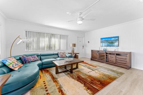 2-min Walk To The Beach! Sleeps 7 - Large 2br2ba #5 in Fort Lauderdale, USA