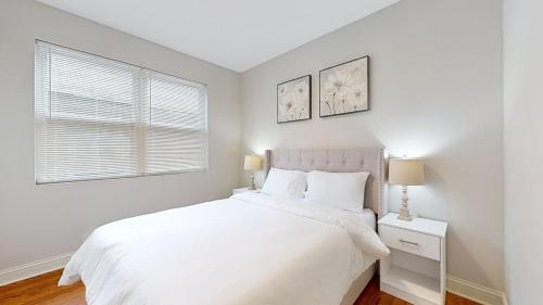 Modern Elegance: 4BR Duplex w/ Free Garage Parking in Chicago, USA