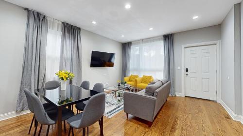 Modern Elegance: 4BR Duplex w/ Free Garage Parking in Chicago, USA