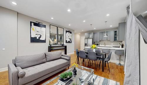 Modern Elegance: 4BR Duplex w/ Free Garage Parking in Chicago, USA