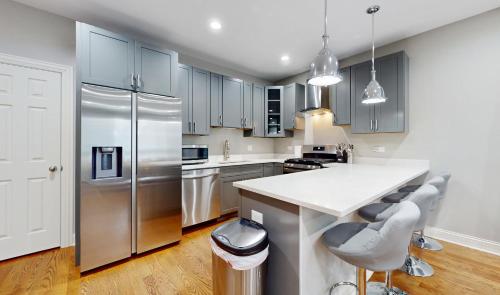 Modern Elegance: 4BR Duplex w/ Free Garage Parking in Chicago, USA