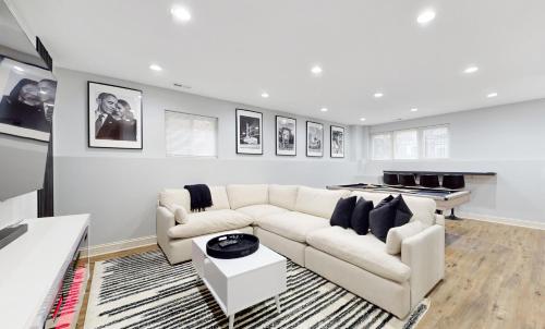 Modern Elegance: 4BR Duplex w/ Free Garage Parking in Chicago, USA